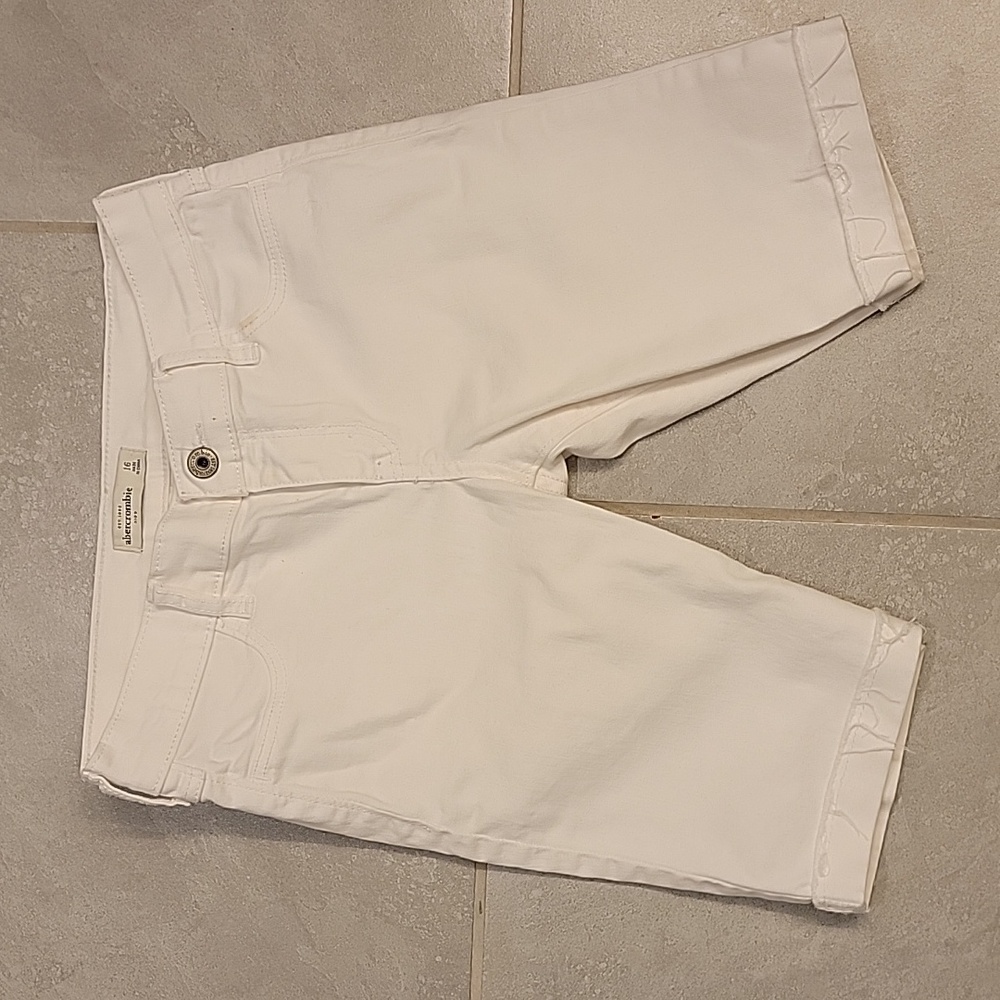 Abercrombie Kid's Boys Low Rise Short. White. 9in Length. Size 16.